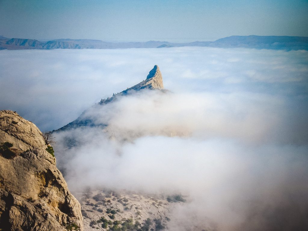 Гора Орел (Коба-Кая) в тумане